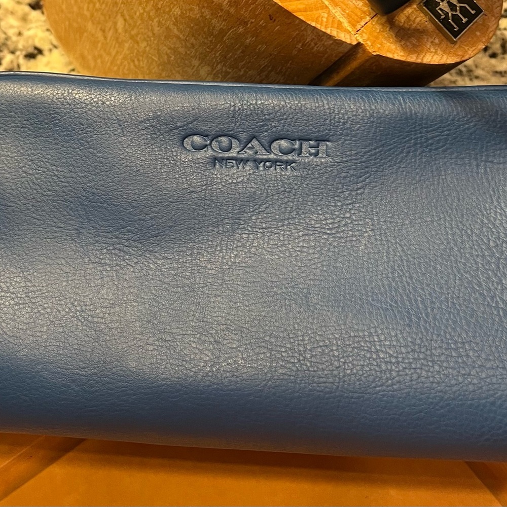 Coach blue leather toiletry bag - Picture 2 of 16